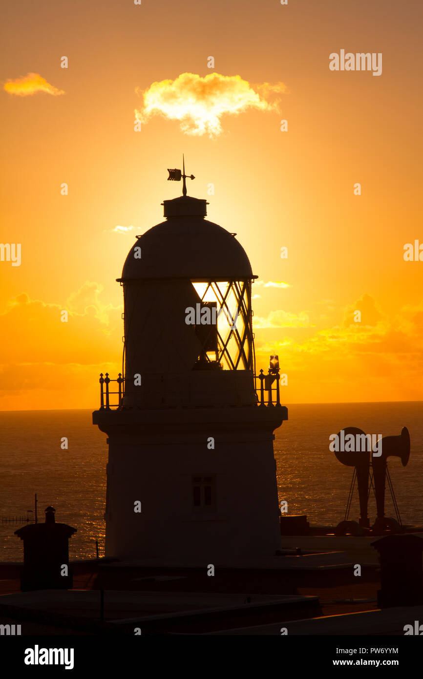 Coucher du soleil à Pendeen phare, Pendeen, Cornwall, UK Banque D'Images