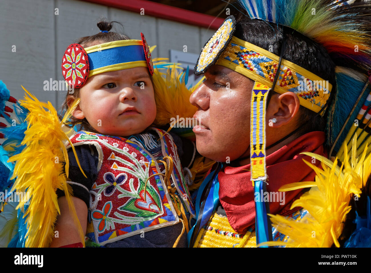 Bismarck, Dakota du Nord, le 8 septembre 2018 : une famille à la 49e conférence annuelle des tribus Pow Wow, un grand événement en plein air qui réunit plus de 900 dance Banque D'Images