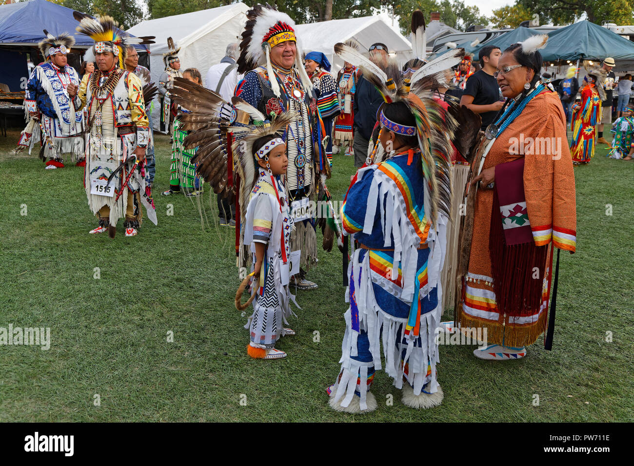 Bismarck, Dakota du Nord, le 8 septembre 2018 : une famille à la 49e conférence annuelle des tribus Pow Wow, un grand événement en plein air qui réunit plus de 900 dance Banque D'Images
