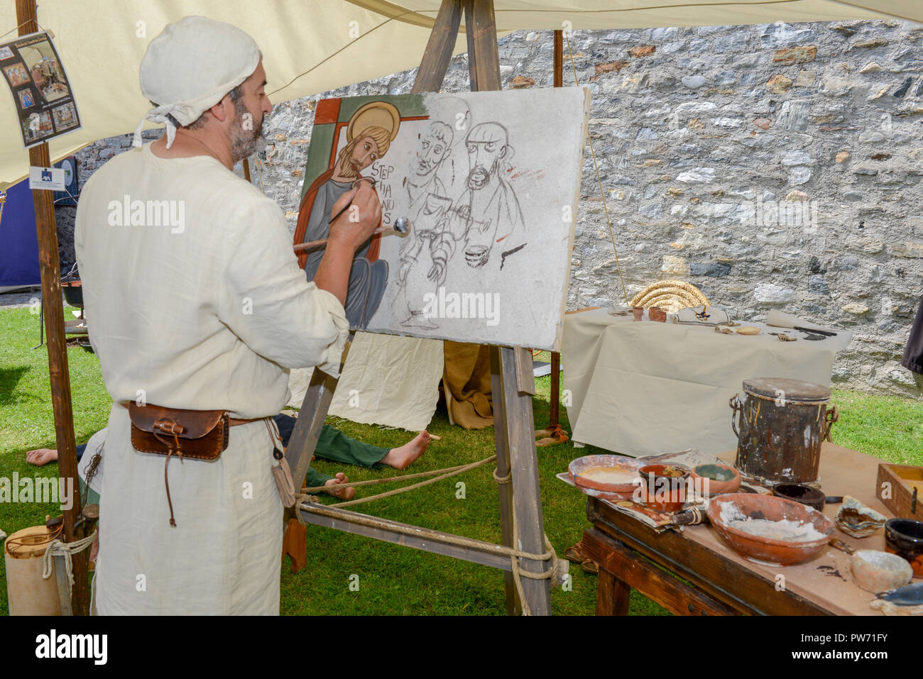 Bellinzona, Suisse - 27 mai 2018 : la peinture à l'homme le marché médiéval sur Castelgrande château à Bellinzona sur les Alpes Suisses Banque D'Images