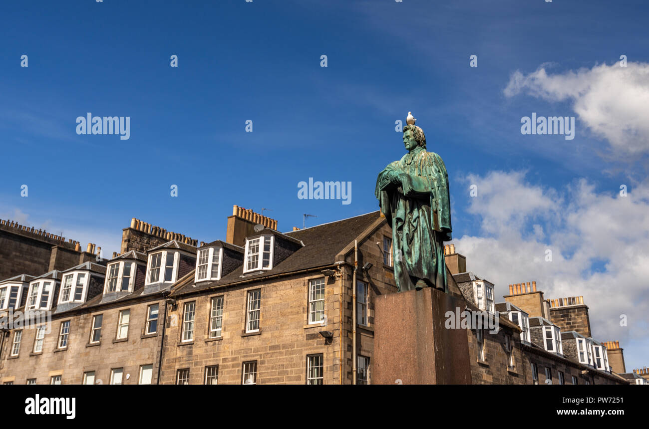 Statue en bronze de Thomas Chalmers avec une mouette sur la tête,Edinburgh, Ecosse, Royaume-Uni Banque D'Images
