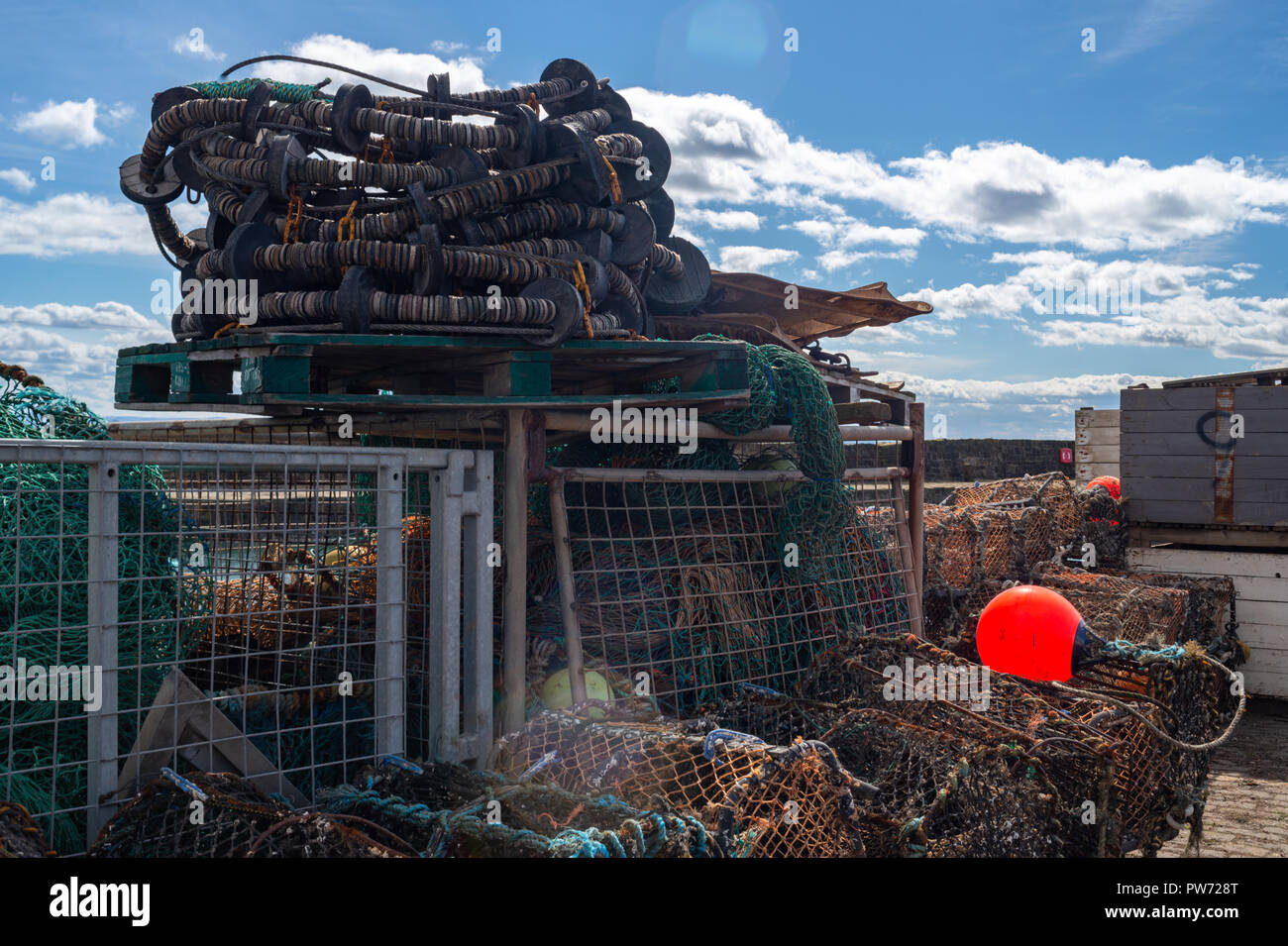 Le séchage des filets et engins de pêche au port historique de Pittenweem, Fife, Scotland, United Kingdom Banque D'Images