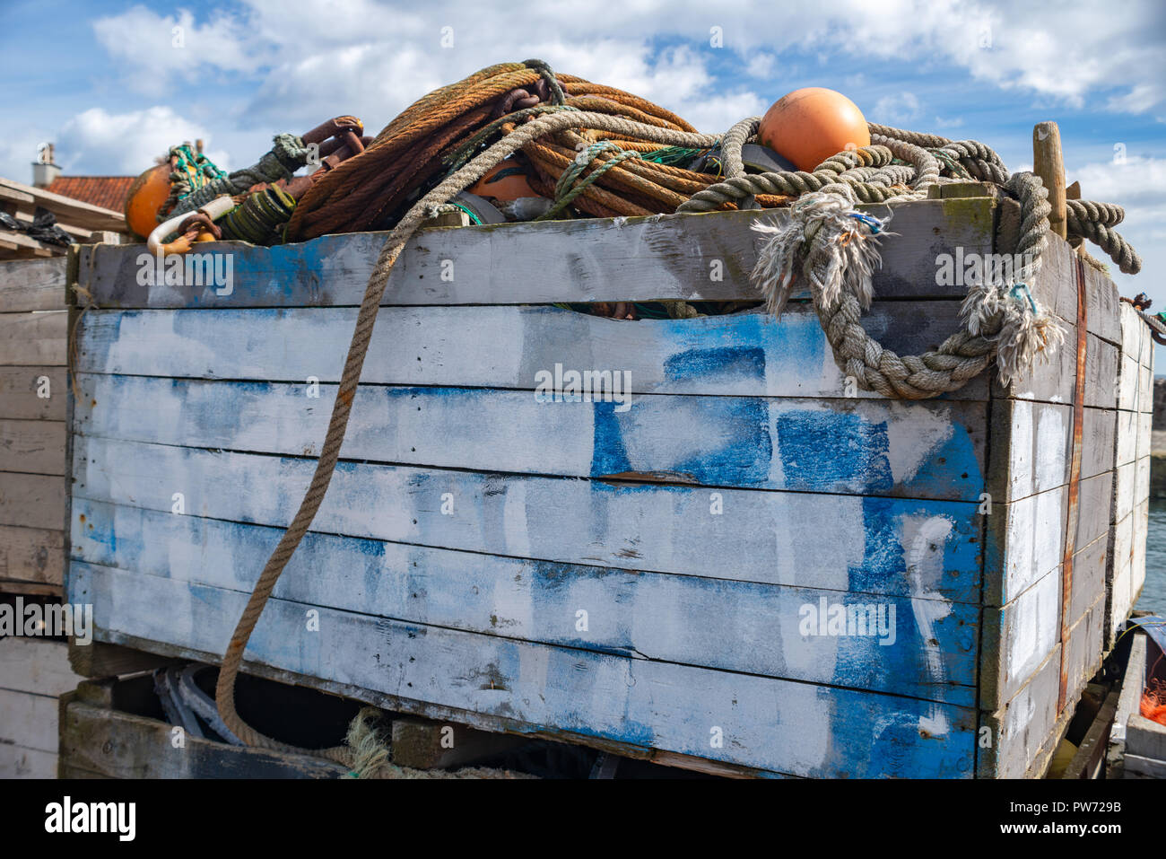 Le séchage des filets et engins de pêche au port historique de Pittenweem, Fife, Scotland, United Kingdom Banque D'Images