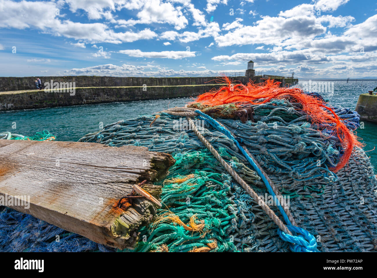 Le séchage des filets et engins de pêche au port historique de Pittenweem, Fife, Scotland, United Kingdom Banque D'Images