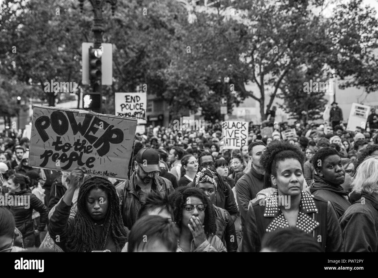 Black vit Question protester en noir et blanc, Oakland, Californie, USA, 2016 Banque D'Images