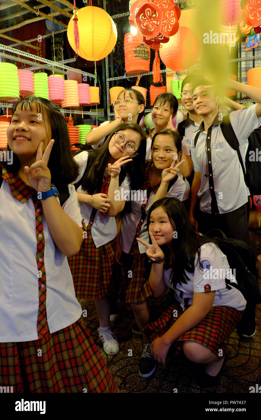 HO CHI MINH ville, VIETNAM- 24 SEPT 2018 : Groupe d'élèves vietnamiens profiter avec ami et smartphone par selfies at outdoor lantern street , Vietnam Banque D'Images