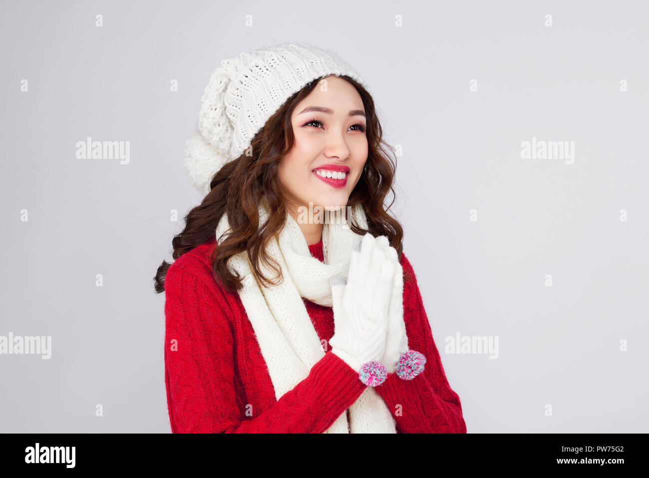 Beautiful smiling mannequin de visage avec des lèvres rouges dans des vêtements chauds Banque D'Images
