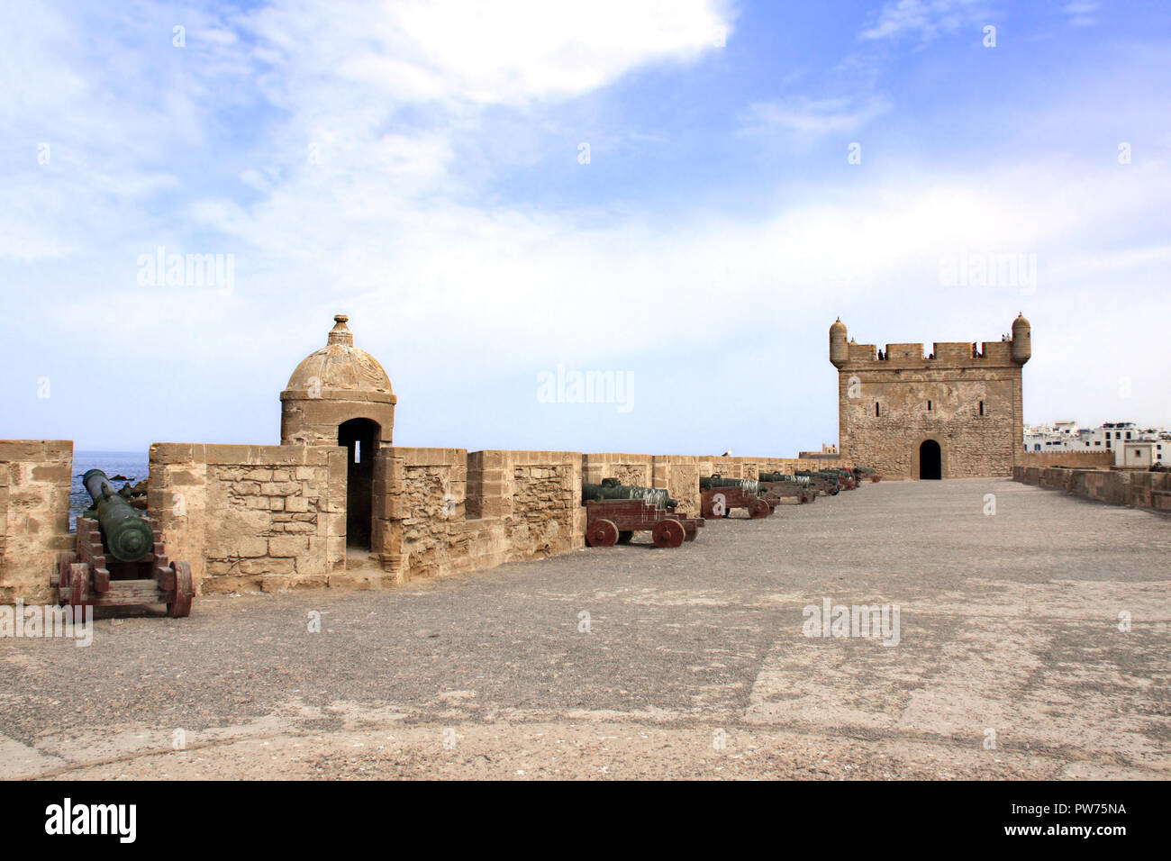 Tour de guet et de canons sur le mur de la forteresse de Skala du port, Essaouira, Maroc, Afrique du Nord Banque D'Images