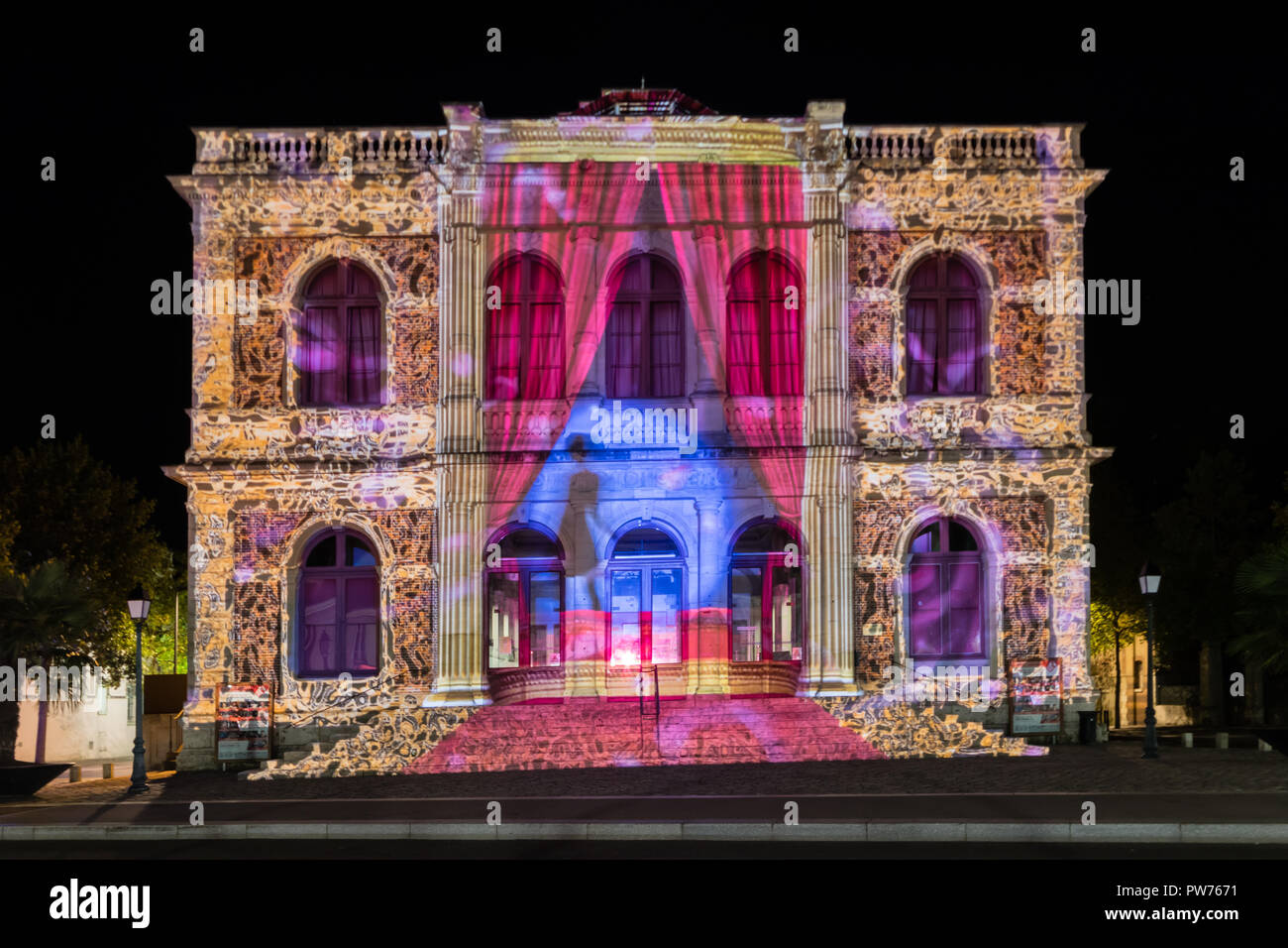 La façade de l'immeuble lumière festival Chartres en France Banque D'Images