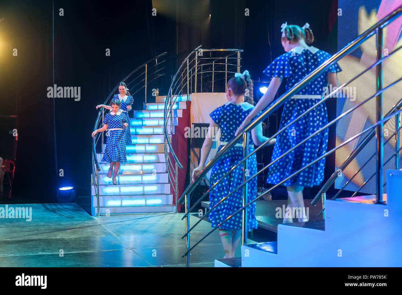 Tioumen, Russie - 16 Avril 2014 : La concurrence des jeunes artistes la chanson ne connaît pas de limite dans le théâtre dramatique. Quatre belles chanteuses chantant un Banque D'Images