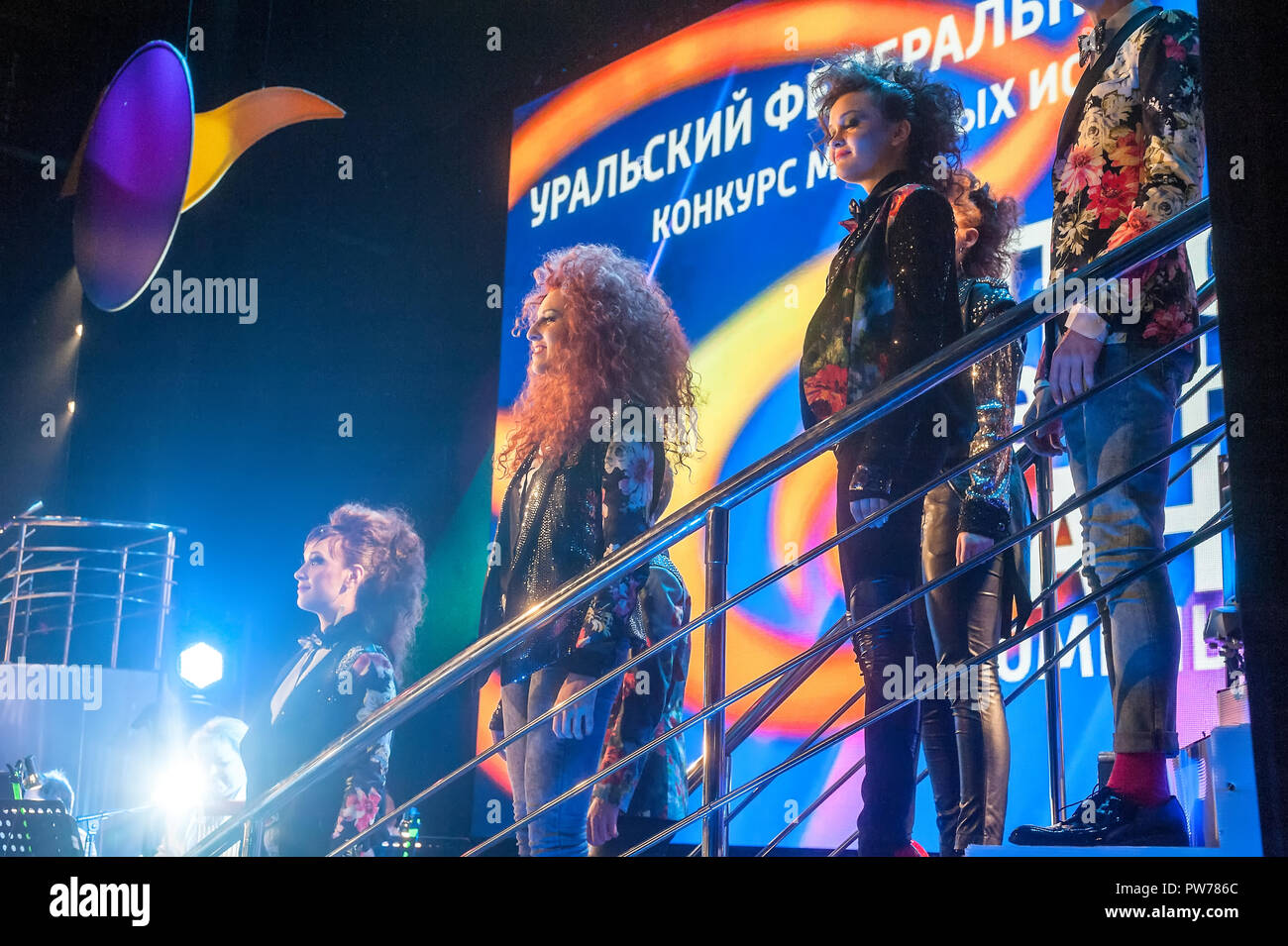 Tioumen, Russie - 16 Avril 2014 : La concurrence des jeunes artistes la chanson ne connaît pas de limite dans le théâtre dramatique. Belle chanteuses chantant une chanson Banque D'Images