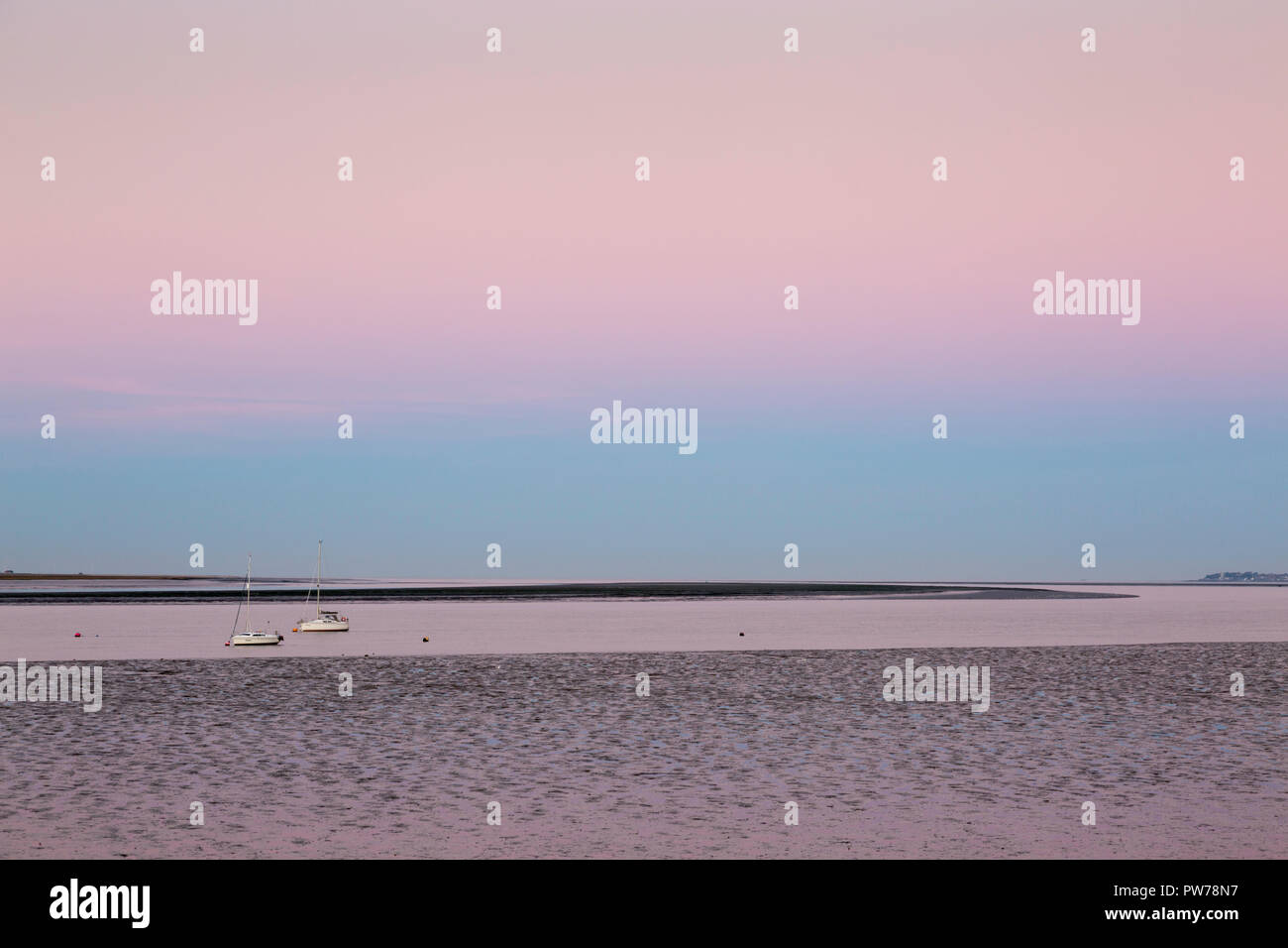 Arc de Vénus, également connu sous le nom d'arc anti-crépuscule, montrant une lueur rosée au-dessus de l'horizon après le coucher du soleil. Photographié des marais d'Oare, Faversham. Banque D'Images