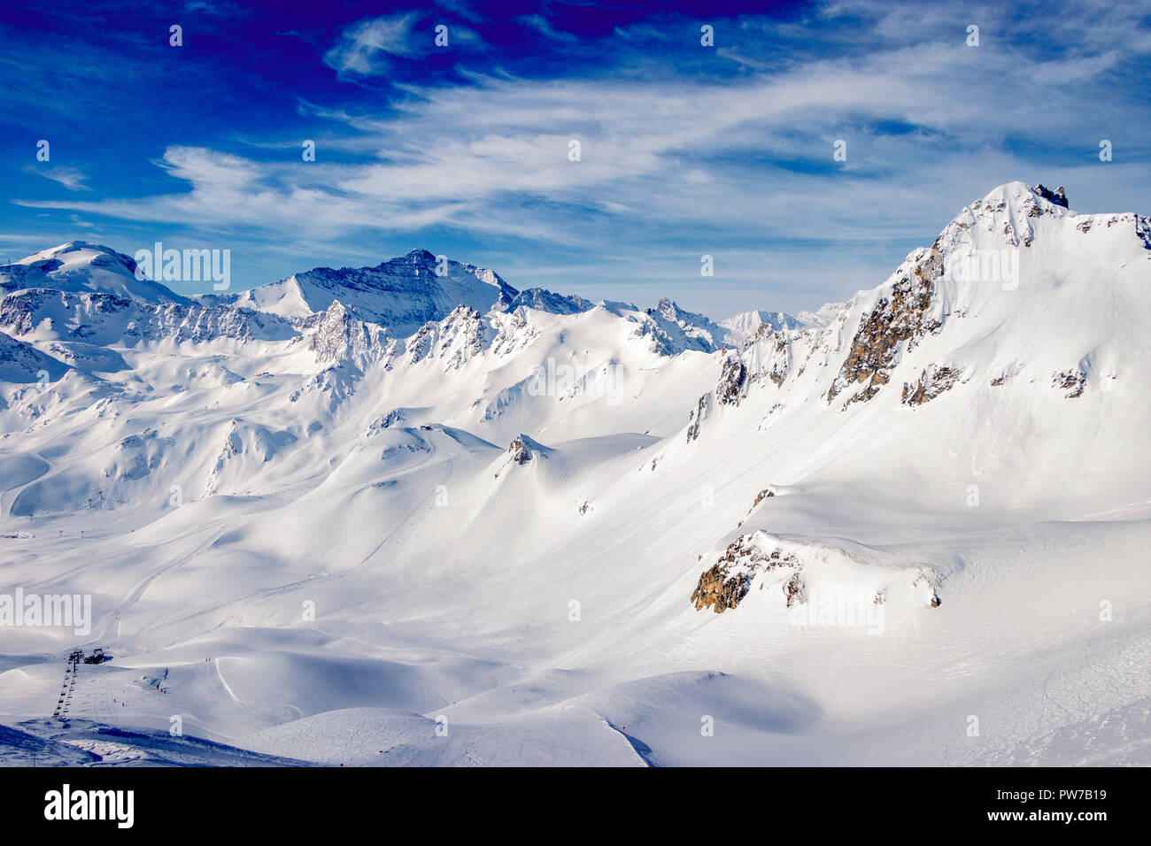 Vues autour de l'Espace Killy les stations de ski de Tignes et Val D'Isère sur une fantastique journée d'hiver de février. L'Espace Killy est un nom donné à une zone de ski Banque D'Images