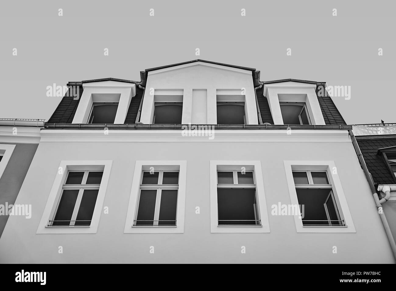 La façade de l'immeuble classique. L'architecture Européenne classique. Le noir et blanc Banque D'Images