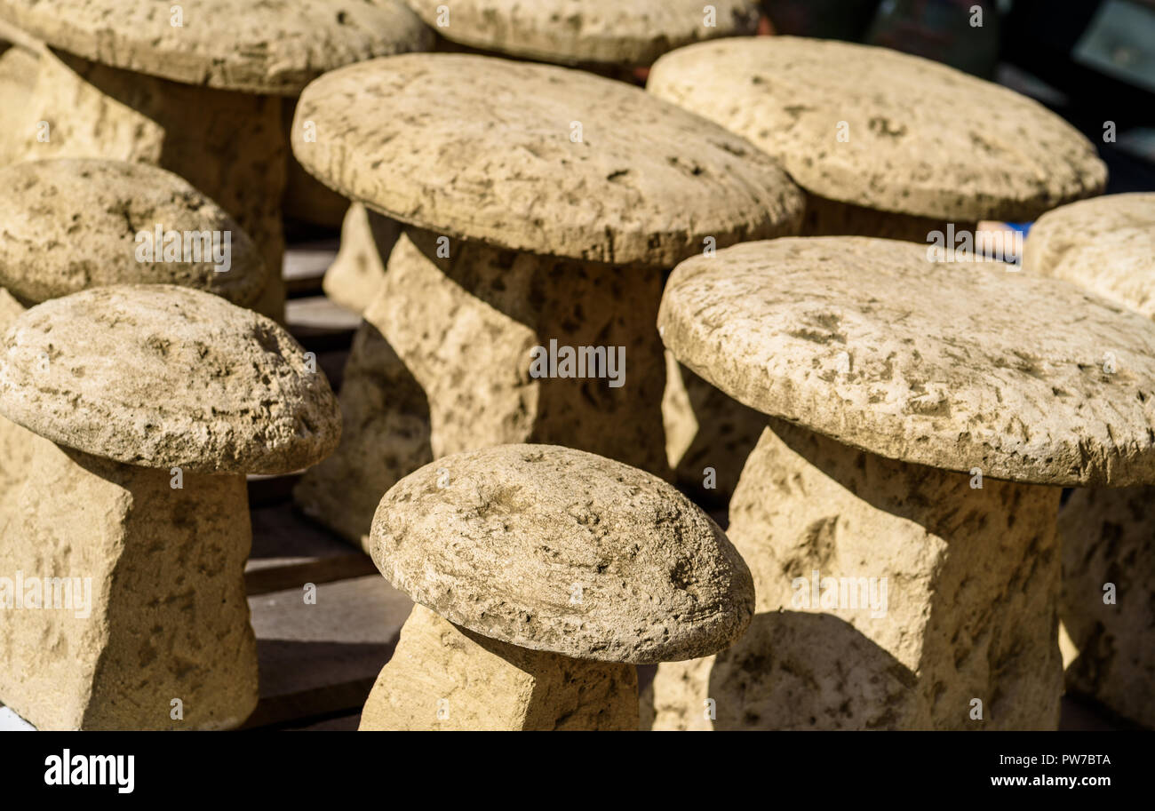 Diverses pierres staddle à vendre dans un centre de jardinage. Banque D'Images