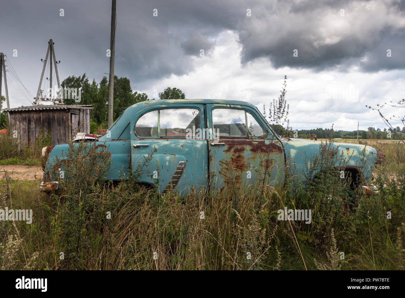 Riga, Lettonie. 16 août, 2013. Un classique de l'ère soviétique Moskvich 402 automobile dans une ferme en dehors de la Lettonie, Riga. Banque D'Images