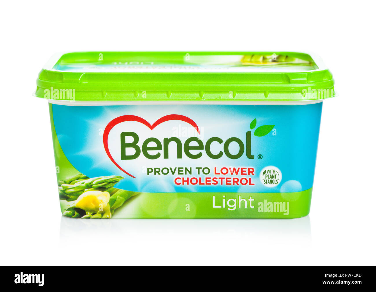 Londres, Royaume-Uni - Octobre 05, 2018 : Benecol Light le cholestérol inférieur du beurre sur fond blanc avec la réflexion. Banque D'Images