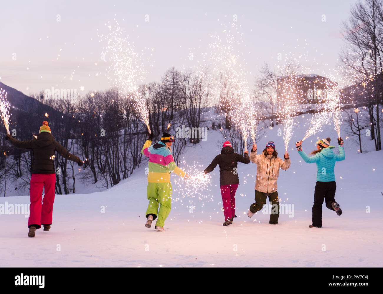 Heureux groupe de personnes s'amusant sur - vacances d'hiver avec des amis faire la fête en plein air habineige Banque D'Images