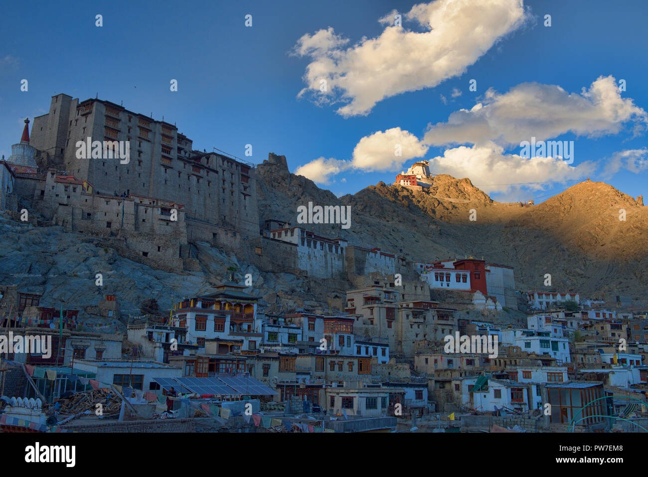 Monastère de Namgyal Tsemo au coucher du soleil, avec le palais de Leh, Ladakh Leh, ci-dessous, l'Inde Banque D'Images