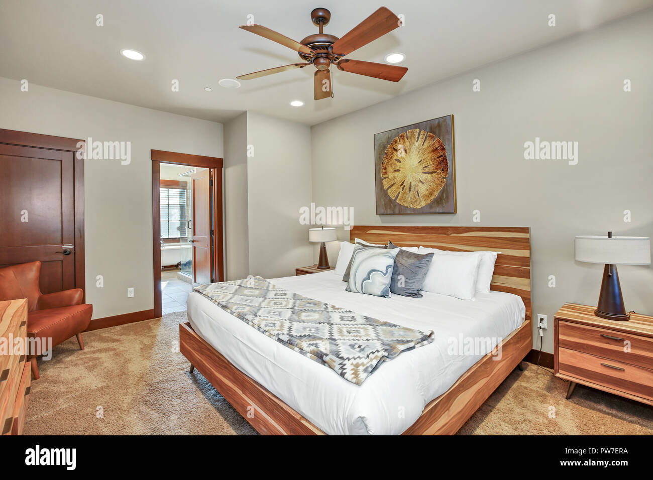 Chambre de maître confortable dispose d''un grand lit avec tête de lit en  bois. Au nord-ouest, USA Photo Stock - Alamy