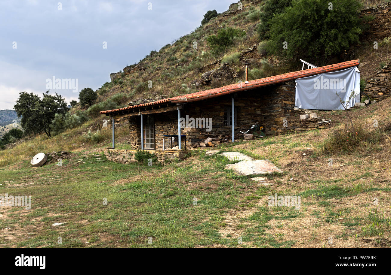 Vue d'une maison construite dans une architecture locale traditionnelle qui, aujourd'hui, le faible niveau de sécurité de ce site du patrimoine mondial de la Préhistoire Rock Engr Banque D'Images