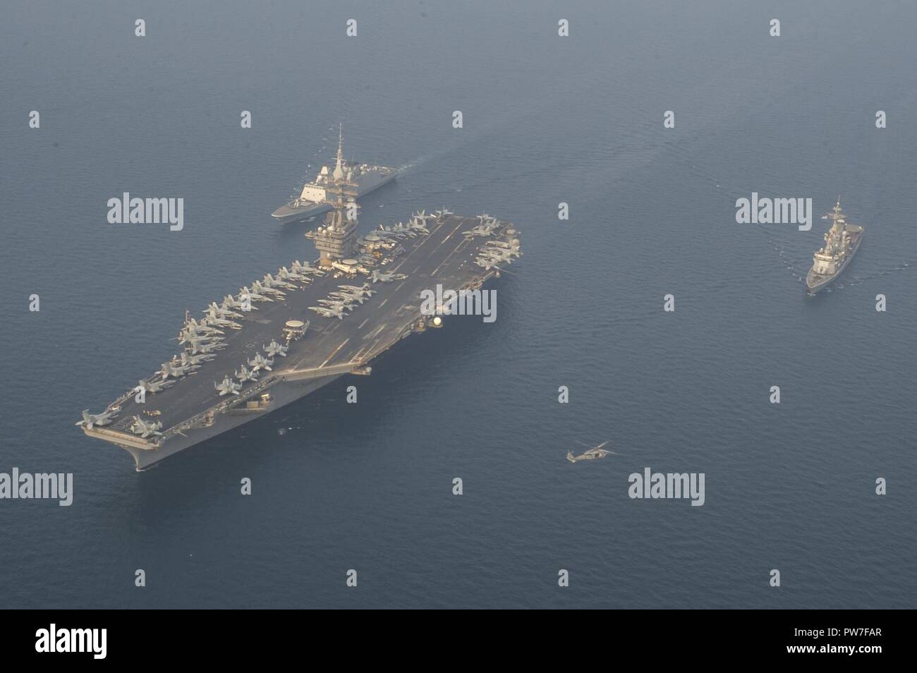 Le Golfe Arabique (sept. 19, 2017) Le porte-avions USS Nimitz (CVN 68), centre, la marine française Aquitaine-class destroyer anti-sous-marine Auvergne (D654), à gauche, et la marine française Cassard-class destroyer de défense aérienne Jean Bart (D615) pour le transport en commun le golfe Arabique. Auvergne et Jean Bart sont avec le groupe aéronaval du Nimitz pour améliorer l'interopérabilité entre les pays partenaires. Nimitz est déployé sur le 5e flotte américaine zone d'opérations dans le cadre de l'opération inhérents résoudre. Alors que dans la région, le navire et son groupe aéronaval mènent des opérations de sécurité maritime t Banque D'Images