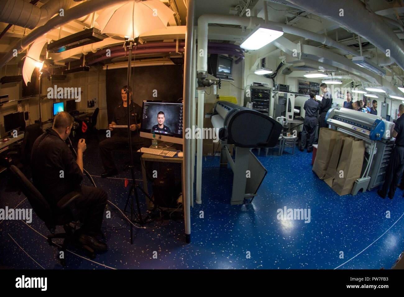 Mer des Philippines (Septembre 1994). 21, 2017) Les marins reçoivent leur vaccin contre la grippe, alors qu'un autre marin obtenir son livre croisière photo prise dans le centre multimédia d'information visuelle à bord du porte-avions USS Ronald Reagan (CVN 76). Ronald Reagan est le groupe aéronaval du porte-étendard de 5, fournissant une force prête au combat qui protège et défend les intérêts de maritime collective de ses alliés et partenaires dans la région du Pacifique-Indo-Asia. Banque D'Images