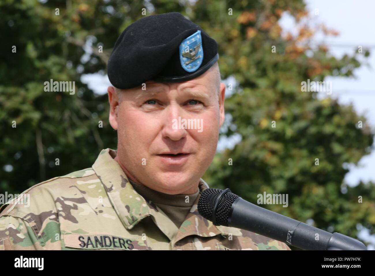 Le colonel David Sanders, la 174e Brigade d'infanterie, commandant de l'adresse à l'auditoire au cours de l'unité de cérémonie de changement de responsabilité chez Sharp sur champ Joint Base McGuire-Dix-Lakehurst, New Jersey, le 22 septembre 2017. Banque D'Images