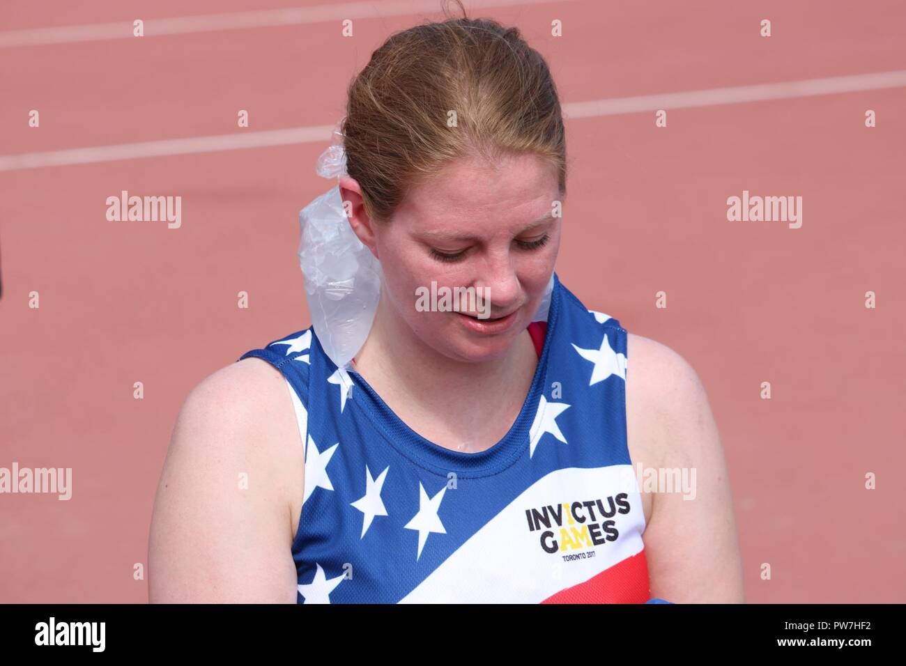 Vétéran de l'US Air Force Amy Dotson cools off dans le unseasonal 90 degré après sa session de formation en fauteuil roulant de course au stade de Lion de New York, Toronto, Canada, le 23 septembre 2017 en préparation de l'Invictus Jeux. Les jeux auront lieu du 23 au 30 septembre. Invictus est un style international paralympique, évènement multi-sport, créé par le prince Harry de Galles, où blessé, malade ou blessé des membres des forces armées du monde entier participer aux sports, notamment le basket-ball en fauteuil roulant, rugby en fauteuil roulant, le volleyball assis, athlétisme et jetant des événements sur le terrain), tir à l'arc, vélo, fauteuil roulant tenn Banque D'Images