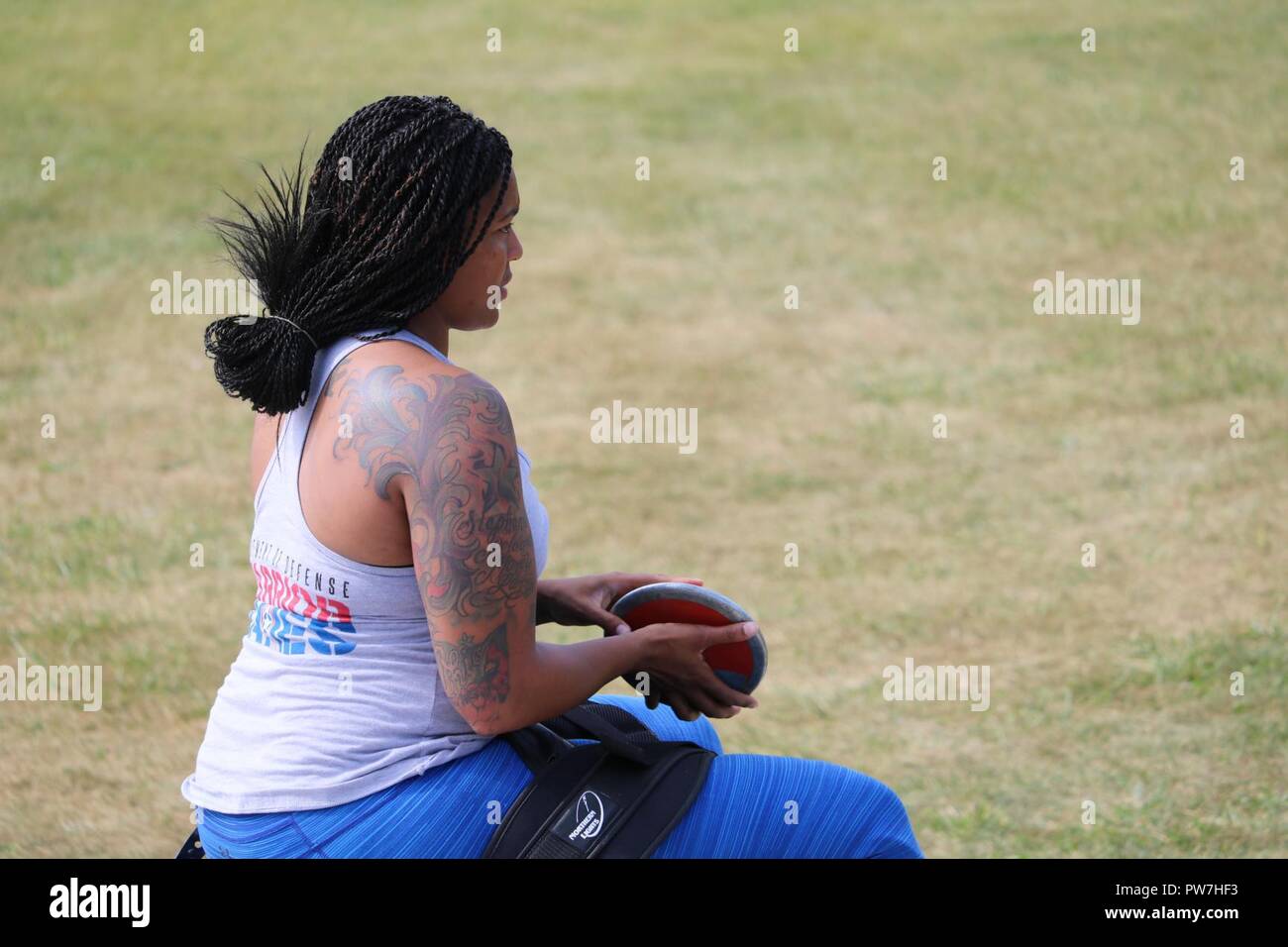 Spécifications de l'armée américaine. Stephanie Morris s'installe dans le fauteuil pour la formation discus assis, le 23 septembre, au stade de Lion de New York, Toronto, Canada, en préparation de l'Invictus Jeux. Les jeux auront lieu du 23 au 30 septembre. Invictus est un style international paralympique, évènement multi-sport, créé par le prince Harry de Galles, où blessé, malade ou blessé des membres des forces armées du monde entier participer aux sports, notamment le basket-ball en fauteuil roulant, rugby en fauteuil roulant, le volleyball assis, athlétisme et jetant des événements sur le terrain), tir à l'arc, randonnée à vélo, tennis en fauteuil roulant, dynamophilie, golf, natation, et Banque D'Images