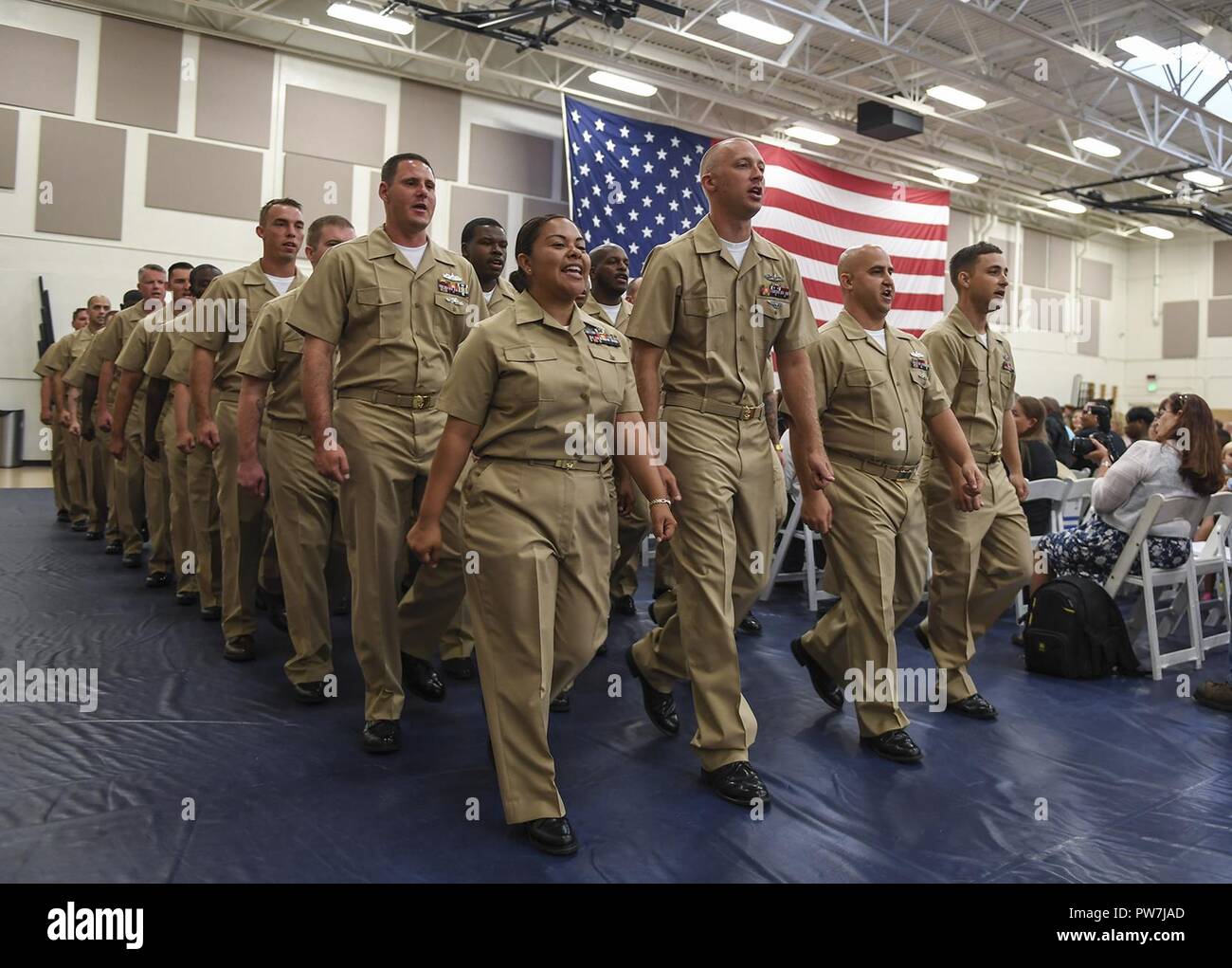 MAYPORT, Floride (sept. 22, 2017) Premier maître de lune mars lors d'une cérémonie à l'épinglage gymnase de la base navale de Mayport à bord. Banque D'Images