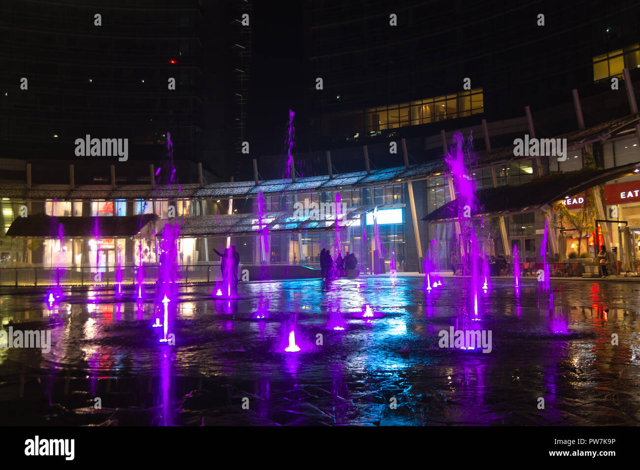 MILAN, ITALIE - 30 octobre 2016 : financial district Vue de nuit. L'eau des fontaines illuminées. Les gratte-ciel modernes dans Gae Aulenti square. La banque Unicredit à Banque D'Images