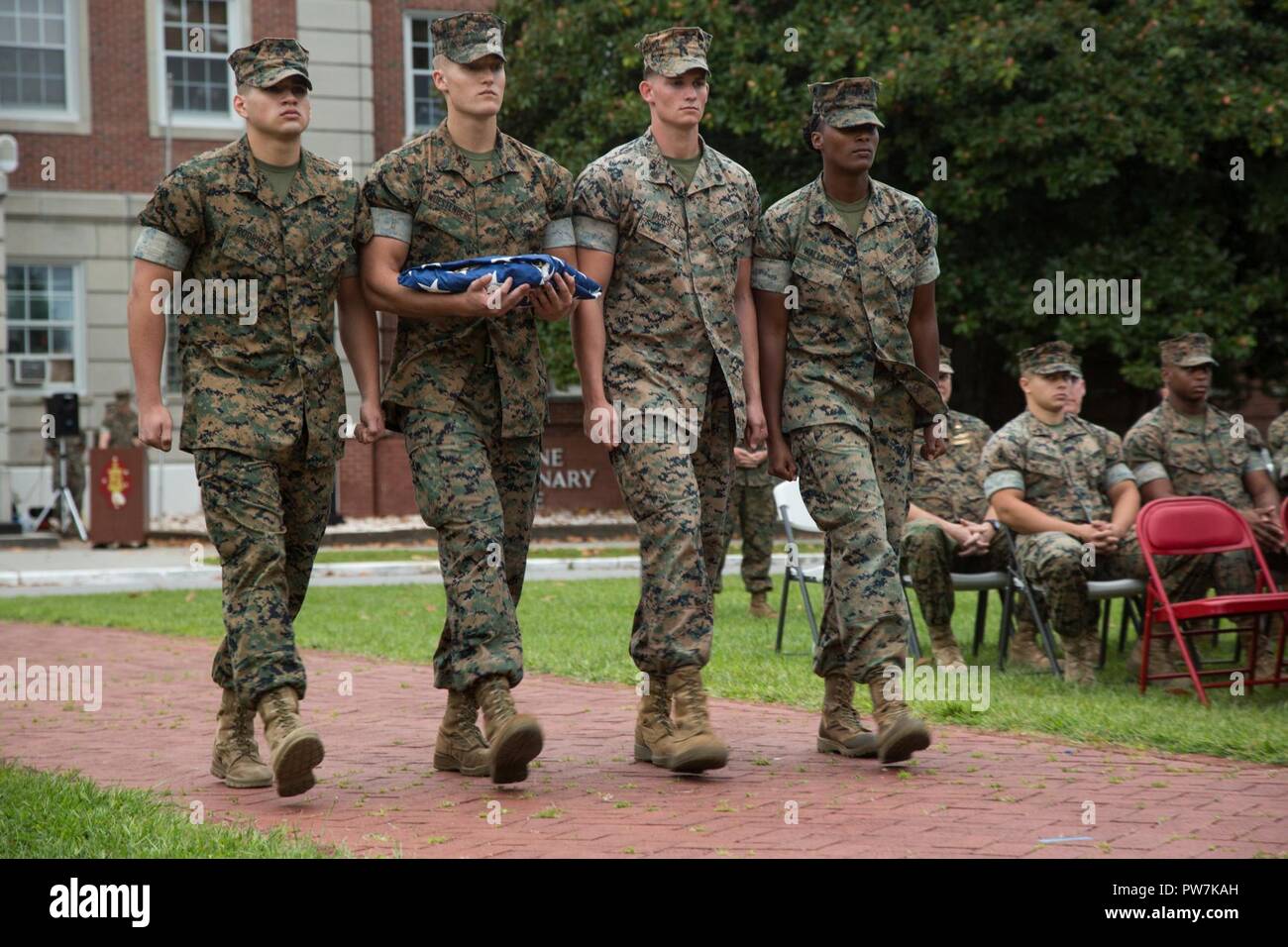 Les Marines américains avec la 2e Division de marines Protection de couleur en mars lors de la cérémonie des couleurs du matin au Camp Lejeune, N.C., 26 Septembre, 2017. La cérémonie est organisée en l'honneur des couleurs ainsi que les Marines et les marins. Banque D'Images