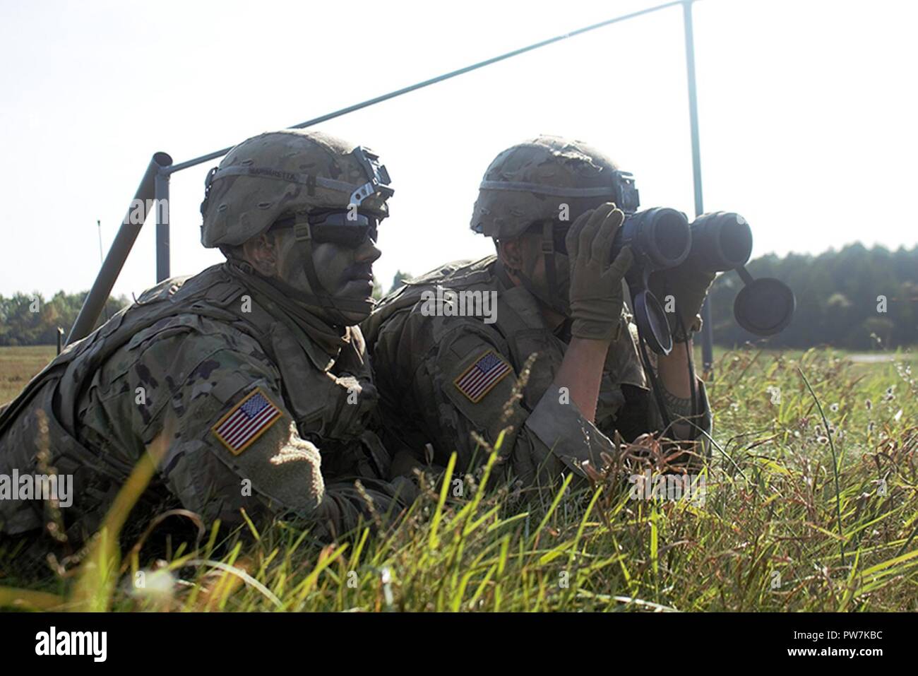 Pologne Groupe de combat des soldats américains participent à l'exercice national polonais, Dragon 17, à l'Bemowo Piskie Zone de formation, le 26 septembre 2017. La multinationale, unique, composé d'américains, britanniques et soldats roumains servir avec la 15e Brigade mécanisée polonaise comme une force de dissuasion dans le nord-est de la Pologne à l'appui de l'OTAN vers l'amélioration de la présence. Banque D'Images