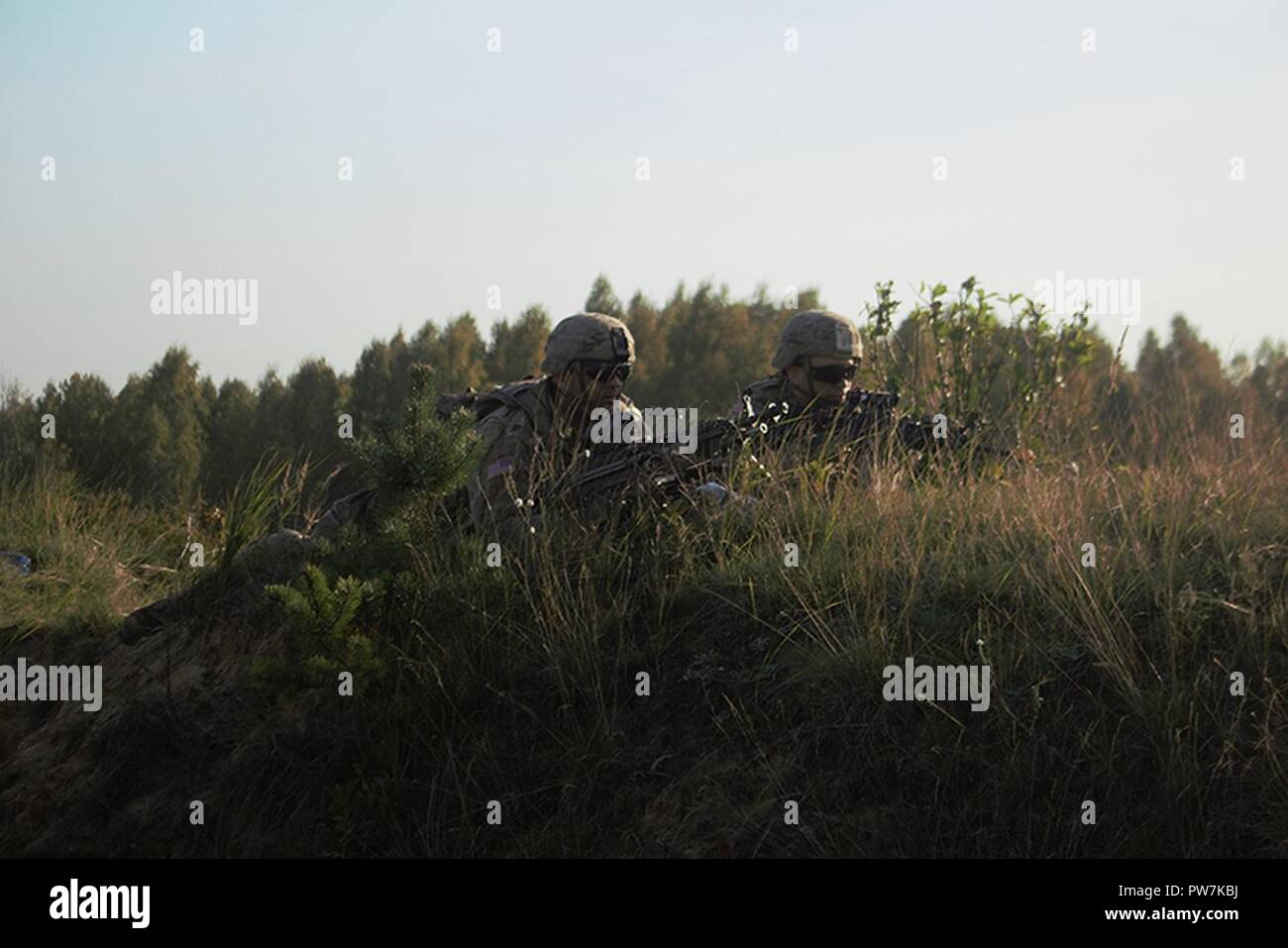 Pologne Groupe de combat des soldats américains participent à l'exercice national polonais, Dragon 17, à l'Bemowo Piskie Zone de formation, le 26 septembre 2017. La multinationale, unique, composé d'américains, britanniques et soldats roumains servir avec la 15e Brigade mécanisée polonaise comme une force de dissuasion dans le nord-est de la Pologne à l'appui de l'OTAN vers l'amélioration de la présence. Banque D'Images