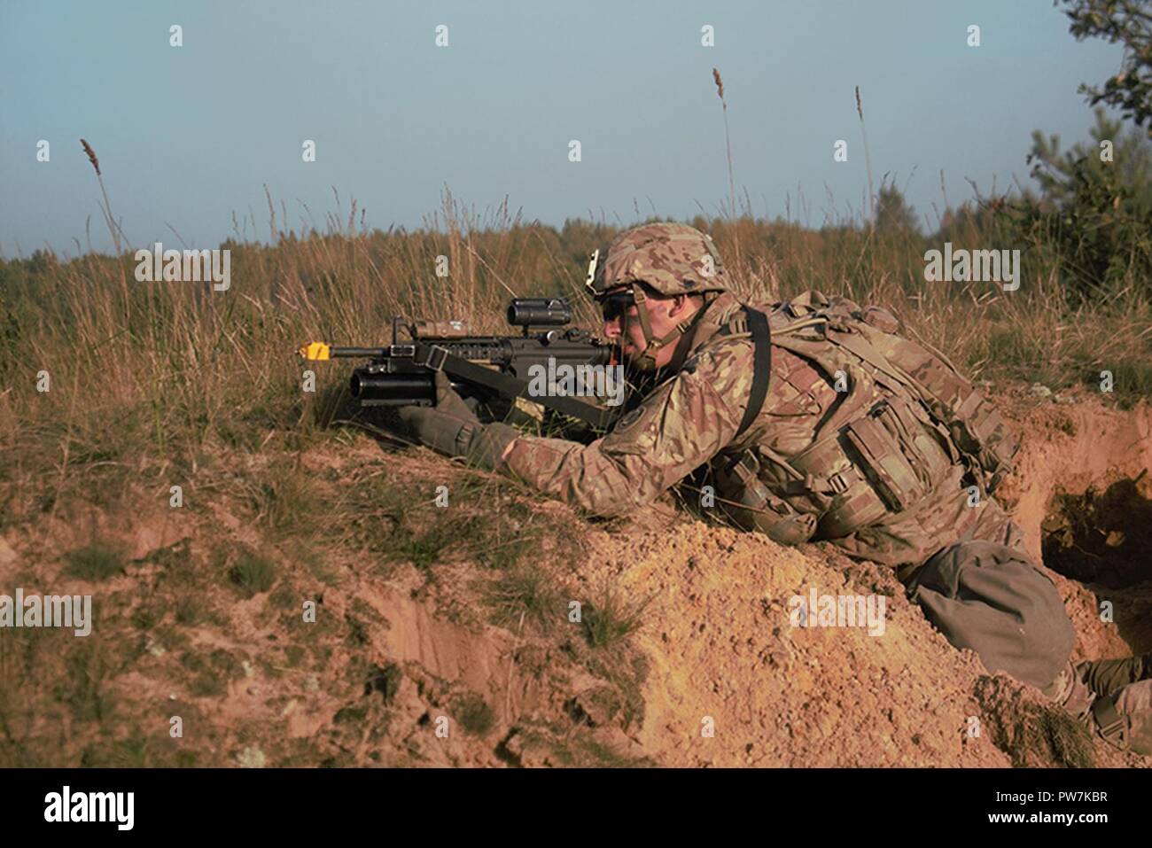 Pologne Groupe de combat des soldats américains participent à l'exercice national polonais, Dragon 17, à l'Bemowo Piskie Zone de formation, le 26 septembre 2017. La multinationale, unique, composé d'américains, britanniques et soldats roumains servir avec la 15e Brigade mécanisée polonaise comme une force de dissuasion dans le nord-est de la Pologne à l'appui de l'OTAN vers l'amélioration de la présence. Banque D'Images