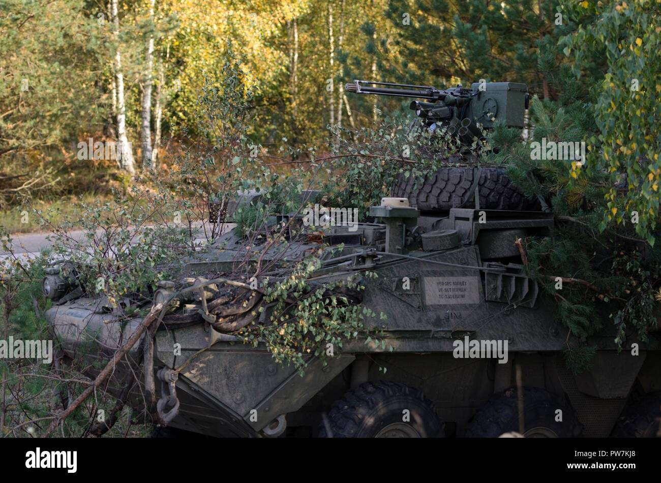 Présence accrue de l'OTAN Groupe avant la bataille des soldats le long de la Pologne avec la nation hôte Polish 15e Brigade mécanisée de participer à l'exercice de défense nationale polonaise, Dragon 17, à l'Bemowo Piskie Domaine de formation à l'extérieur de Orzysz, Pologne, le 26 septembre 2017. La semaine long exercice est un exercice de défense annuel qui se produit dans toute la Pologne pour tester les capacités de ses forces de défense. Banque D'Images