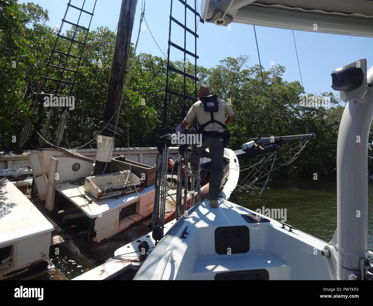 Une équipe d'évaluation de la protection du poisson et de la faune de Floride les membres de la Commission examinent navires endommagés par l'Ouragan Irma dans les Florida Keys, le 12 septembre 2017. Les équipes d'évaluation à partir de la FWC et la Garde côtière sont l'évaluation de navires affectés par l'Irma autour de la côte, de la Floride à Jacksonville Miami, à Saint-Pétersbourg et les Florida Keys. Banque D'Images