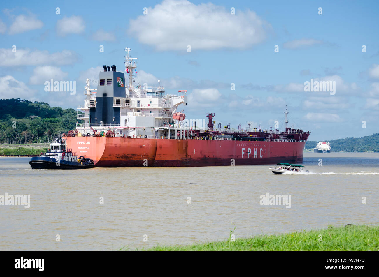 Transitant par les pétroliers de canal de Panama à l'extrémité sud-ouest du lac Gatun et Banque D'Images