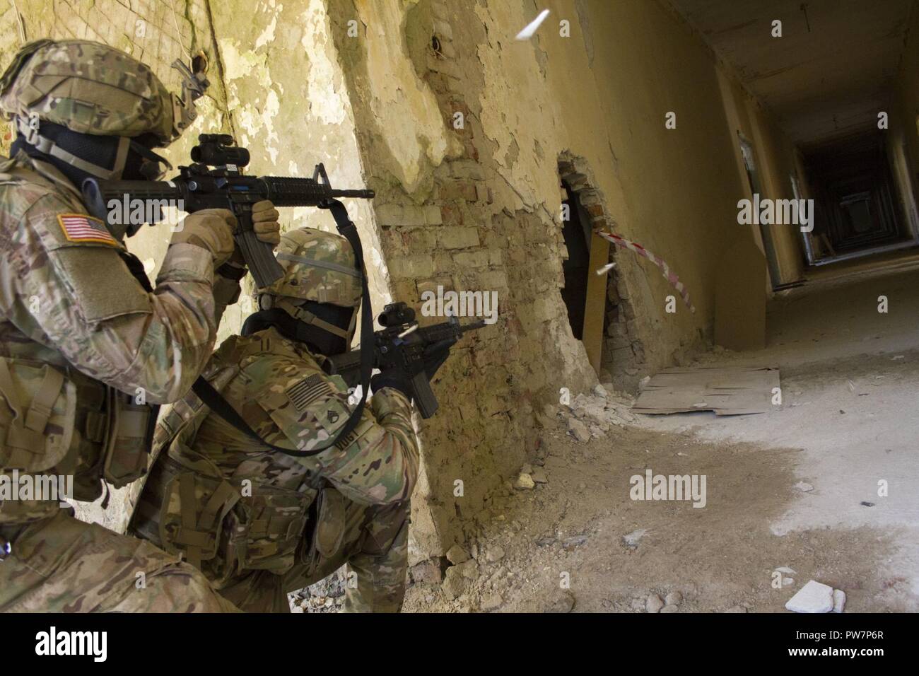 Le s.. Jimmy Vogt (avant), de Kellyville, Oklahoma, et Sgt. Nelson, Magdeleine a Bourget de Crowder, New York, tous deux membres d'une compagnie, 1er Bataillon, 279e Régiment d'infanterie, 45e Brigade d'infanterie de l'équipe de combat, l'engagement de cibles à l'aide de cycles de simulation lors d'opérations militaires en terrain urbain formation au combat de Yavoriv Centre de formation sur le maintien de la paix internationale et la sécurité dans l'ouest de l'Ukraine, le 27 septembre. La 45e est déployée à l'Ukraine dans le cadre du Projet conjoint de formation Group-Ukraine multinationales et les mentors des instructeurs de Yavoriv CCT pendant qu'ils former des unités de l'armée ukrainienne rotat Banque D'Images