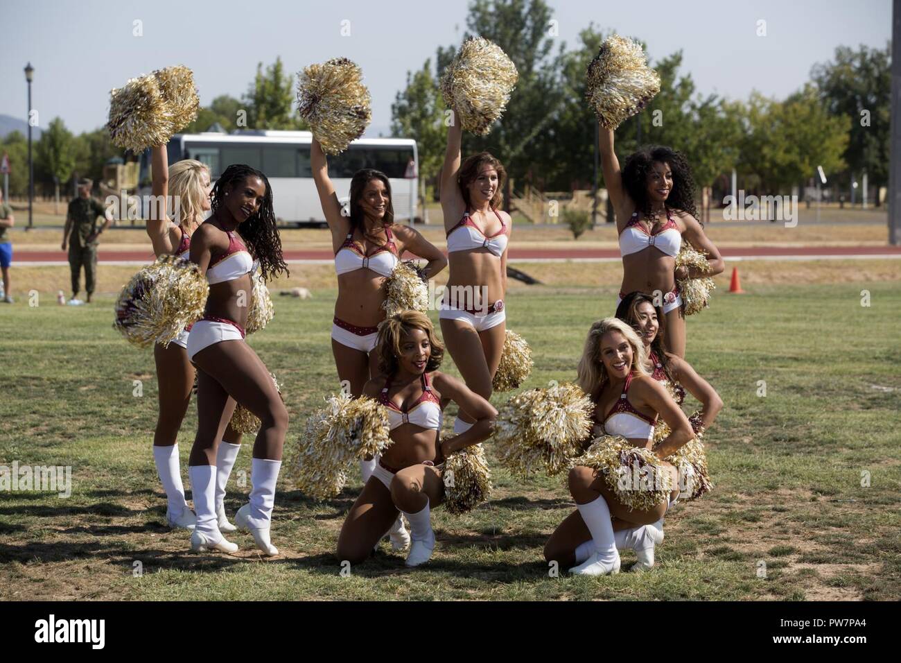 Washington Redskin cheerleaders exécuter une danse de routine au cours de la partie de la mi-temps d'un match de football drapeau entre marines avec le groupe Force-Crisis Response-Africa les marins et aviateurs, avec le 496e Escadron de la base aérienne dans le cadre de l'USO's Journée de reconnaissance militaire NFL Tour à la base aérienne de Morón, le 19 septembre 2017. Les membres de l'équipe de cheerleading Redskins de Washington et ancien joueur Redskins faisaient partie de la tournée, qui comprenait une visite d'un MV-22B Balbuzard et conclu par une soirée spectacle de la pom-pom girls. Banque D'Images