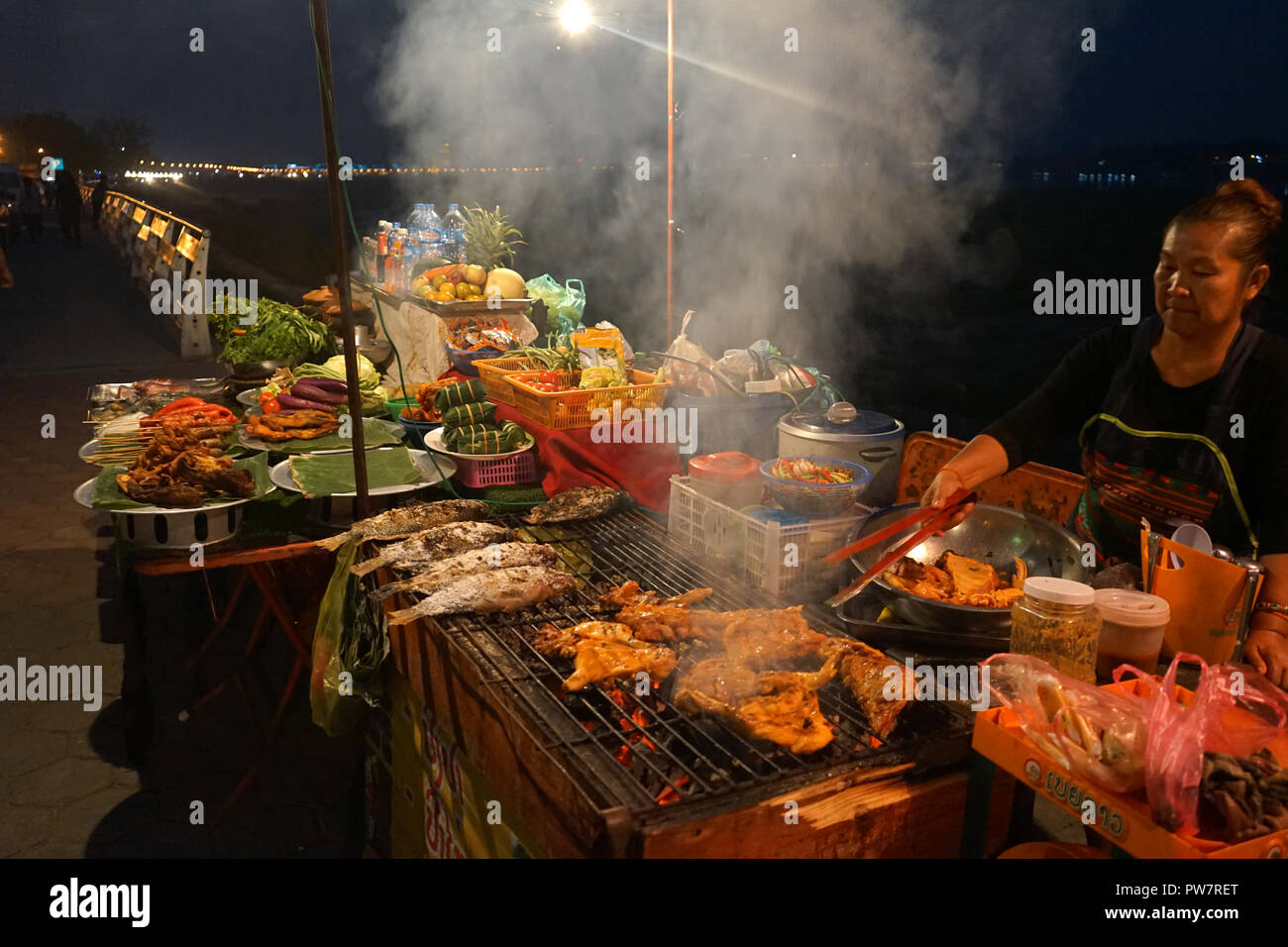 Essensstand Straßenküche, Promende, suis Mékong, du Mékong, Vientiane, Laos, Asie Banque D'Images