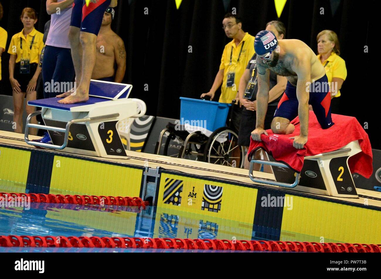 Vétéran de l'armée américaine Stefan, un ancien sergent Leroy et membre de l'équipe États-unis, met en place sur le bloc de départ pour les hommes 50 mètres nage libre lors des préliminaires à la natation 2017 Invictus dans les Jeux Pan Am Sports Centre à Toronto, Canada, le 28 septembre 2017. Leroy a été blessé lorsqu'une bombe artisanale a explosé le 7 juin 2012, lui faisant perdre les deux jambes. Banque D'Images