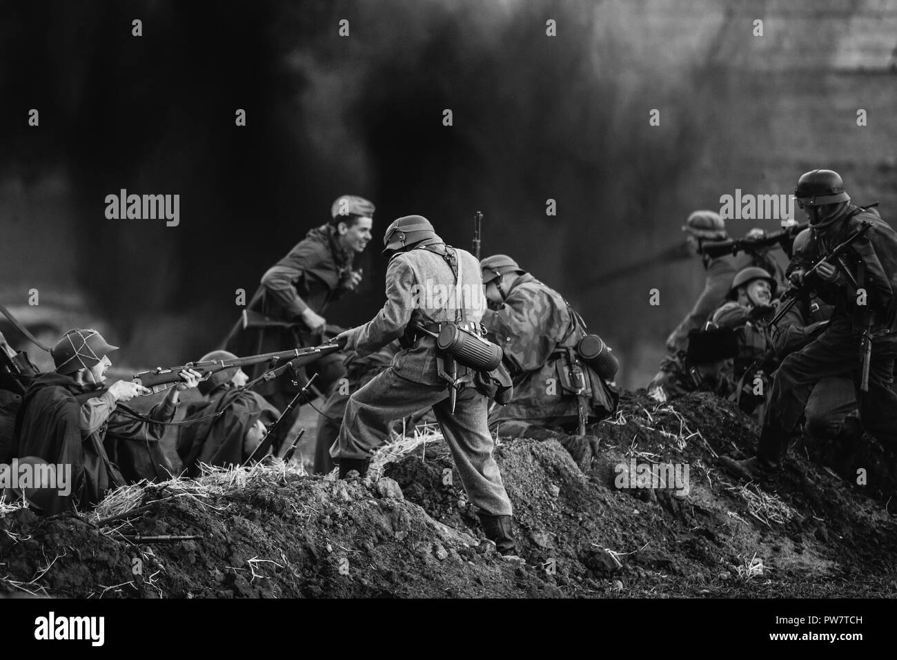 Minsk, Belarus - Mai 08, 2015 : de reconstitution historique habillés en soldats d'infanterie de la Wehrmacht allemande et russe, les soldats de l'Armée rouge soviétique de la Seconde Guerre mondiale, jouer un moi Banque D'Images