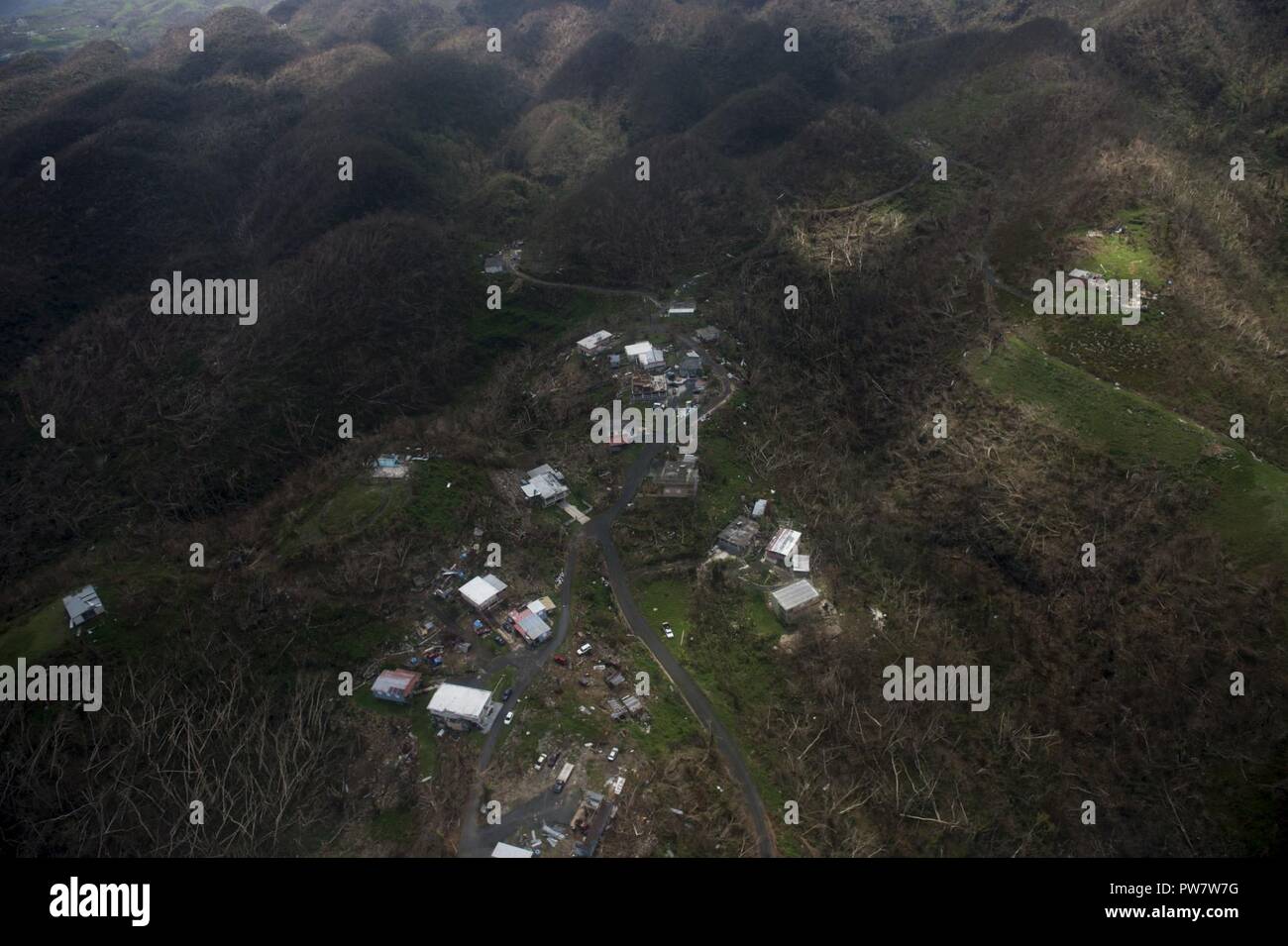 Une vue aérienne du nord de Puerto Rico à partir de la Garde nationale américaine un WC-130E Hercules affecté à la 198th Airlift Wing, sur sa façon d'amener l'eau à la base de la Force aérienne Ramey, Puerto Rico le 29 septembre, 2017. L'actif de l'armée américaine supportFEMA ainsi que l'état et les autorités locales dans les efforts de sauvetage et de secours à la suite de l'Ouragan Maria. Banque D'Images