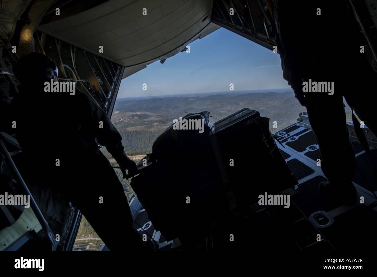 U.S. Air Force capitaine principal Sgt. Paul Dolin (à gauche) et le sergent-chef. Debbie Turrill (droite) d'envisager l'horizon durant la préparation d'une formation pour l'équipement lourd de charge chute le 29 septembre, 2017 plus de Camp Branch, Logan Comté, W.Va. Les arrimeurs faire diverses tâches durant toutes les phases de vol, y compris l'examen des différentes parties à l'intérieur de l'avion, qui communique avec le poste de pilotage et les gouttes d'air manuel dans le cadre de leurs fonctions. Banque D'Images