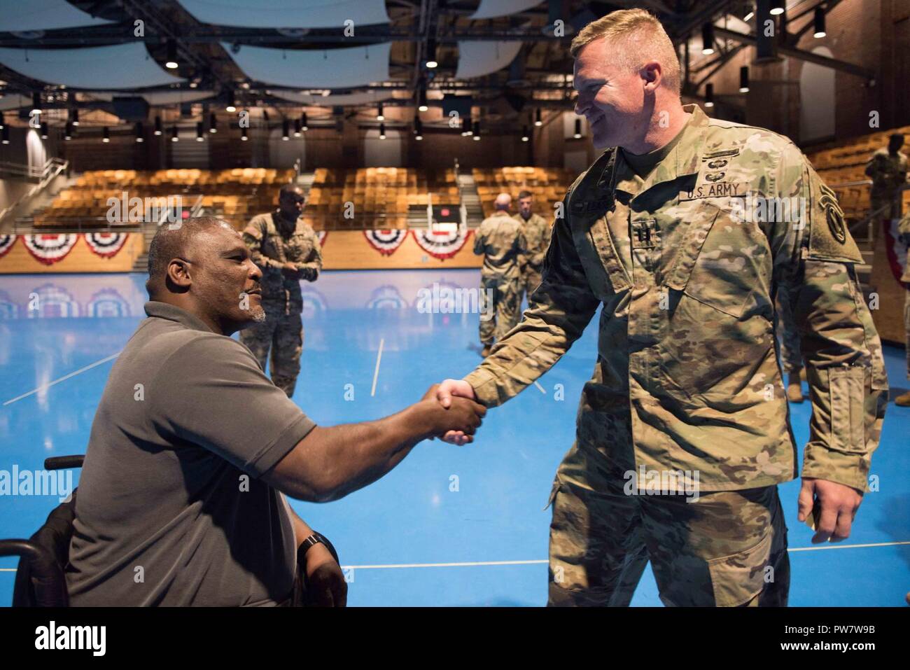 Les soldats de l'infanterie américaine 3d (Régiment de la vieille garde) rencontrez avec l'Armée américaine à la retraite, le Colonel Gregory D. Gadson, gauche, après la prestation d'un discours de motivation sur Joint Base Myer-Henderson Hall, en Virginie, le 28 septembre 2017. Le colonel Gadson a été blessé par un engin explosif improvisé lors du déploiement et devint un accord bilatéral au-dessus des genoux et un orateur de motivation amputée à la suite de son déploiement. Banque D'Images