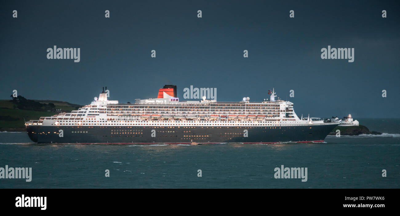 Athelstan, Cork, Irlande. 21 octobre, 2009. Liner Cunard Queen Mary 2 laisse passer le port de Cork Roches Point Lighthouse dans Cork Harbour, Ir Banque D'Images