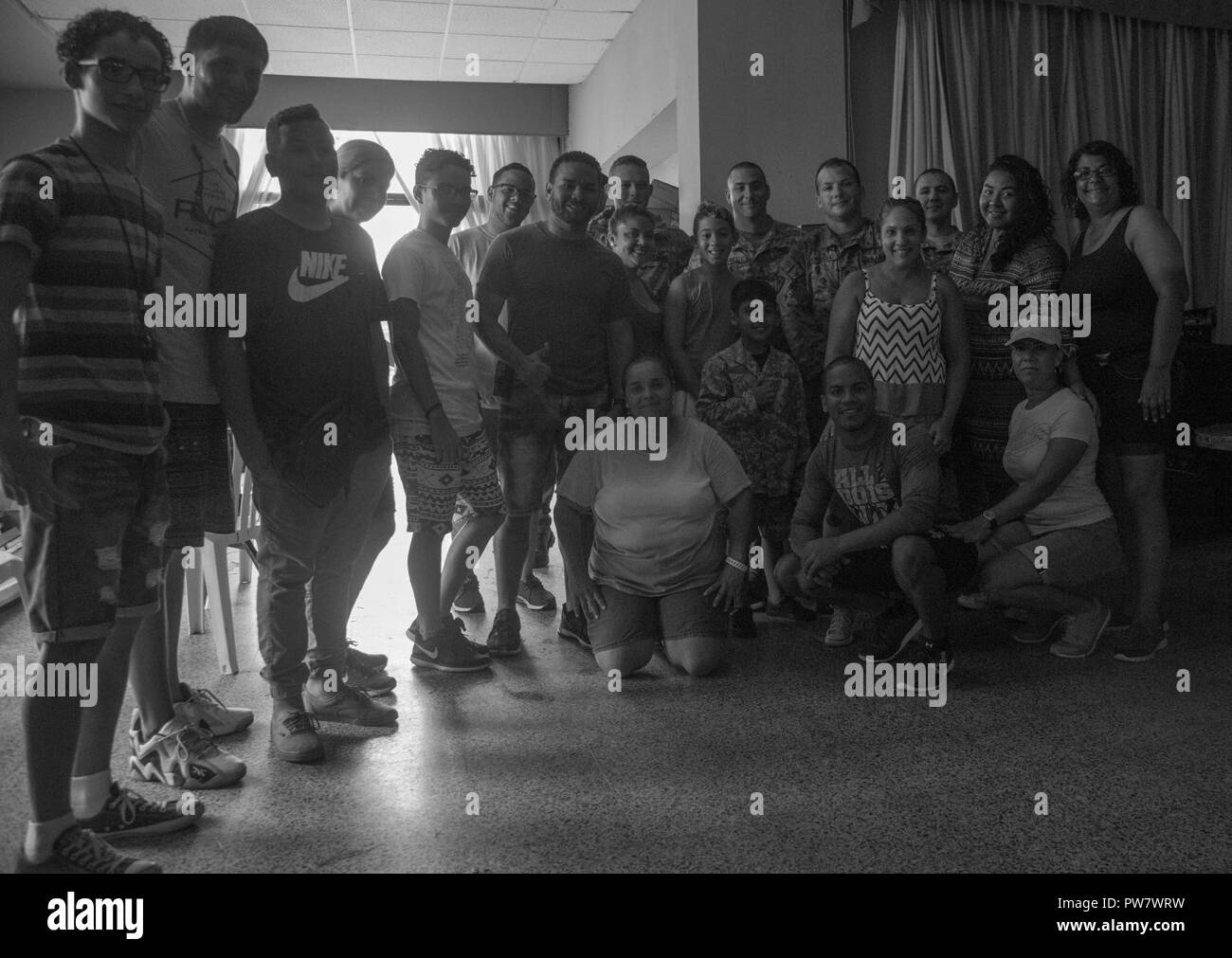 Des soldats américains affectés à la 101e Brigade d'aviation de combat (cabine), 101st Airborne Division (Air Assault) posent avec des membres de la communauté dans la ville de Ceiba, Puerto Rico, 30 septembre 2017. La 101e CAB mène des efforts de secours et d'évacuation médicale à l'appui de la FEMA dans le processus de récupération de Puerto Rico après la dévastation créée par l'Ouragan Maria. Banque D'Images