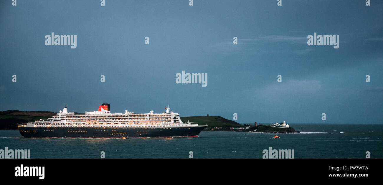 Athelstan, Cork, Irlande. 21 octobre, 2009. Liner Cunard Queen Mary 2 laisse passer le port de Cork Roches Point Lighthouse dans Cork Harbour, Ir Banque D'Images